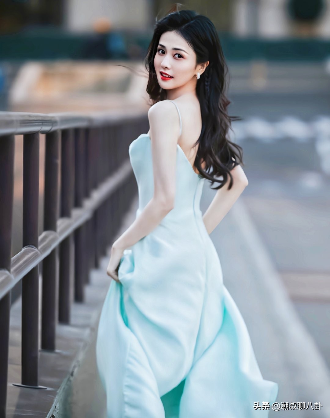 清纯可爱一面的白鹿，蓝色长裙太美了