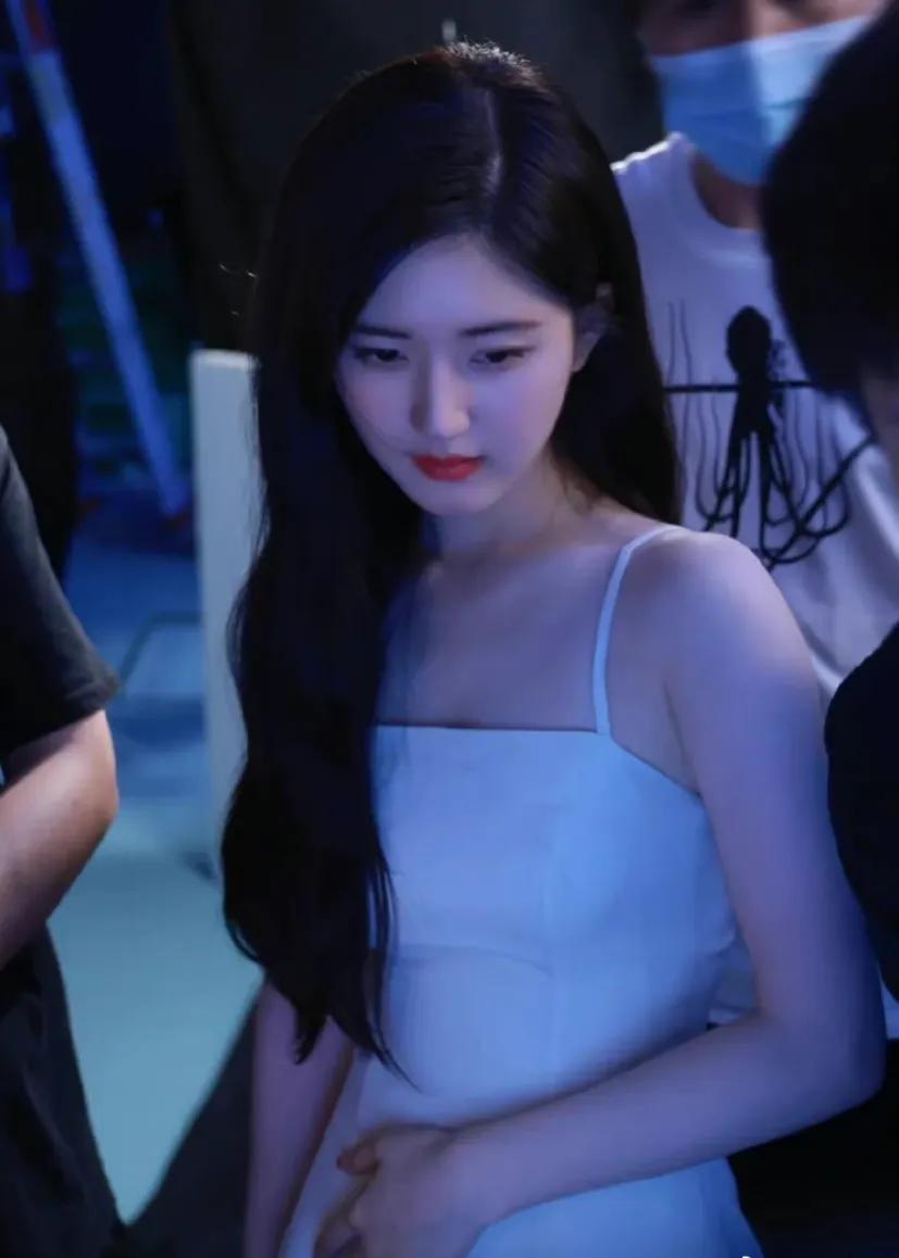 赵露思的日常照太美了！我的心尖都被甜化了