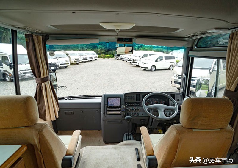 日产中巴改装房车，4.5升动力，双会客区，三张床睡下全家6口人