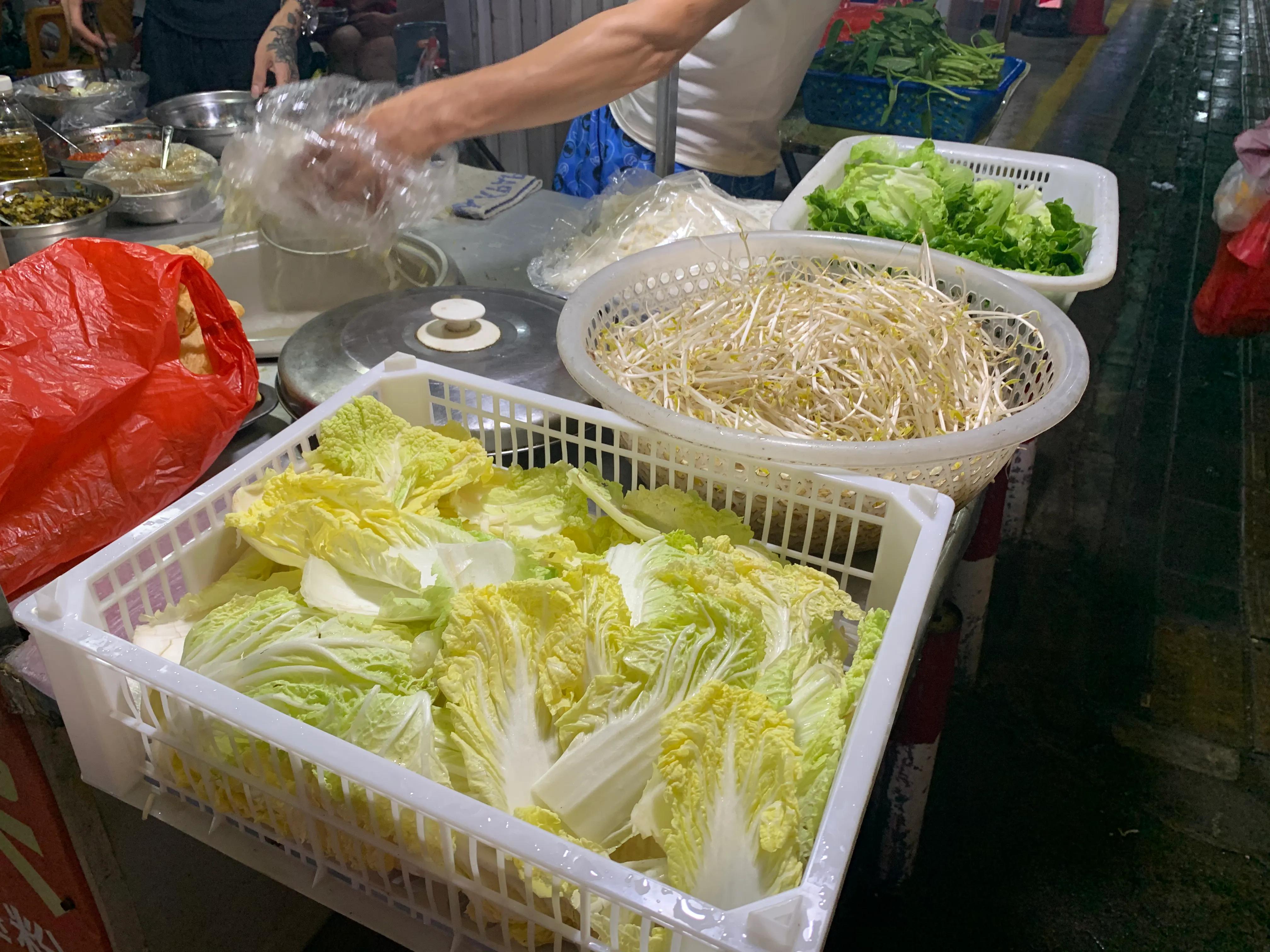 广西北海侨港风情街,各式各样的小吃,琳琅满目的海产品,吃到饱