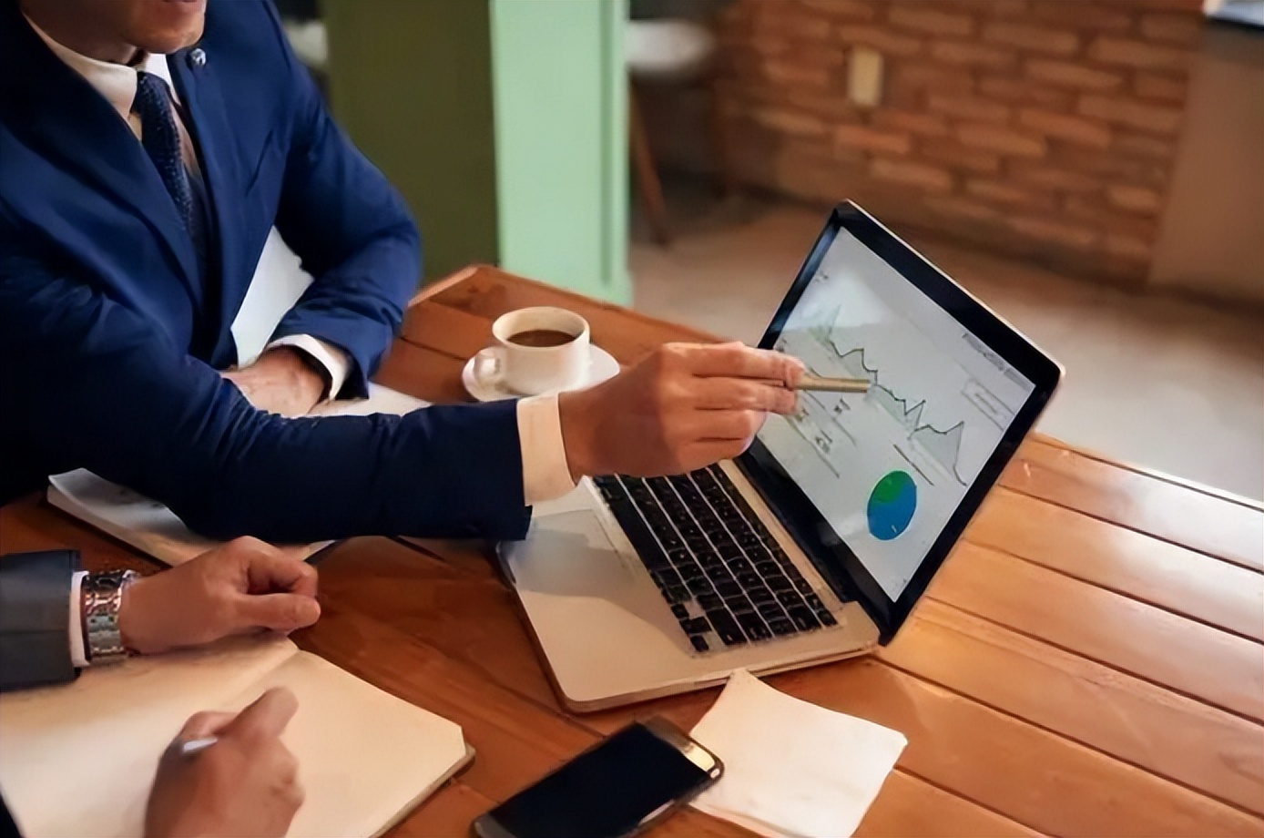 最新不同行业平均薪酬出炉，金融居榜首计算机第5，过来人：后悔