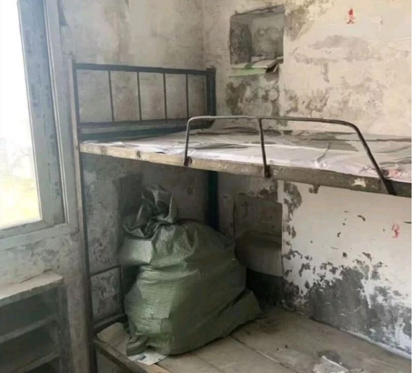 我国“寒酸”高校宿舍排名，房间内设施十分破旧，宿舍真的好老
