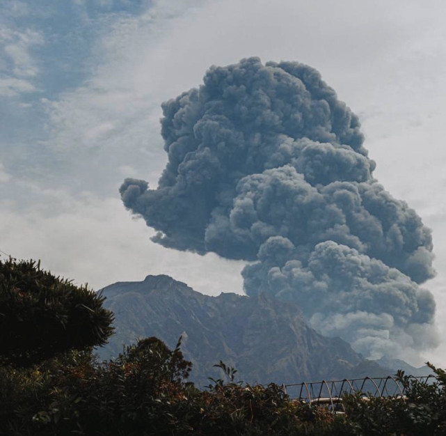 日火山喷发直冲3400米,喷火口增6倍富士山何时喷发?