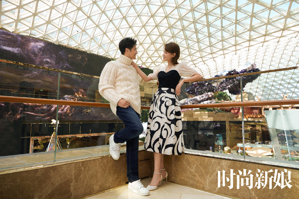 田亮夫妇结婚14周年再拍婚纱照，叶一茜呈现望夫眼，容颜身材未改