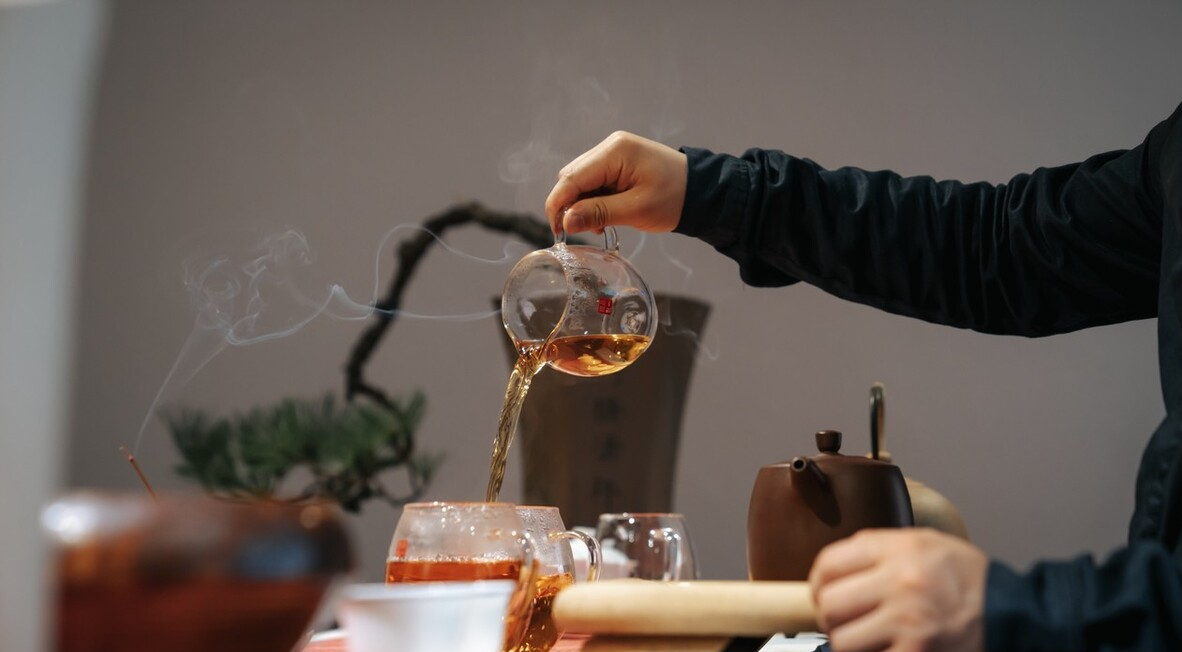 中午吃完饭后,不宜直接饮茶,最好是漱口之后休息半个小时,等食物进入