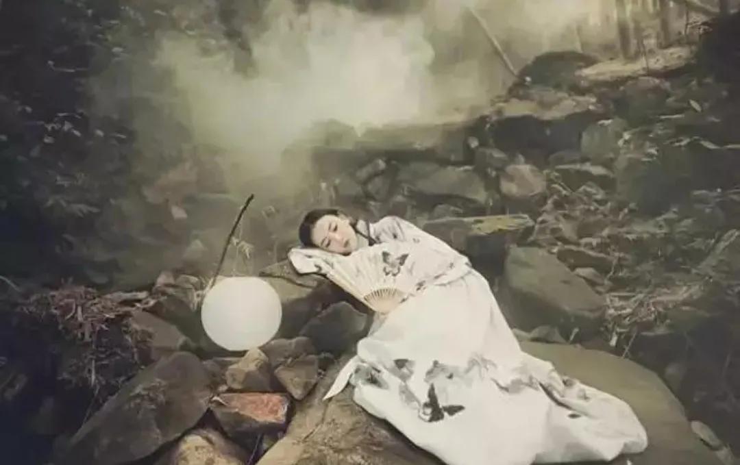 唯美走心的句子，像月亮和太阳，我们相隔千里，却在灵魂中交织