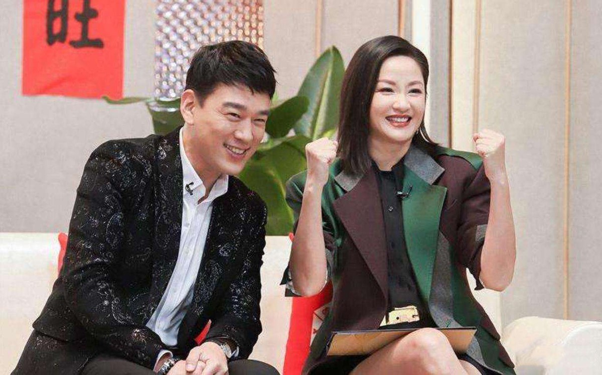 6位娱圈明星夫妻，从校服到婚纱，个个娶初恋，在一起最长40年
