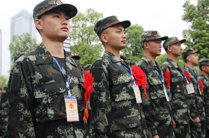 大学生服兵役两年后，退役能拿到多少“报酬”？专科生都让人羡慕