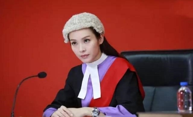 香港已回归24年，这顶来自英国的假发戴着还有何意义？何不脱掉它