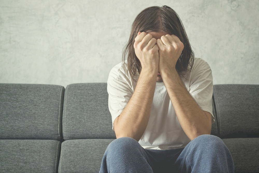 女大学生失恋后流落街头，和拾荒男人产下女婴，母亲泣不成声