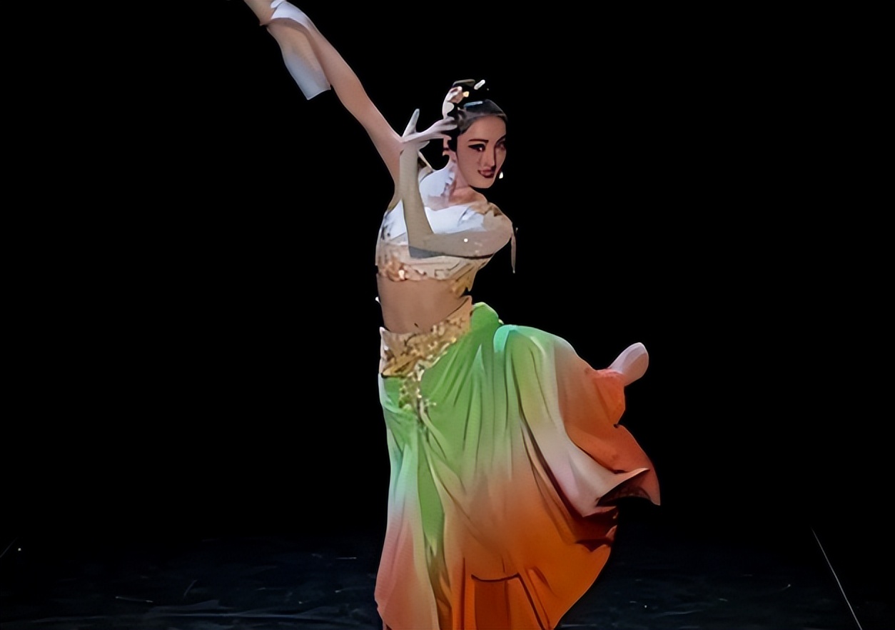 云艺女生跳毕业舞蹈，被杨丽萍老师亲自挑选，岂料评论却一股酸味