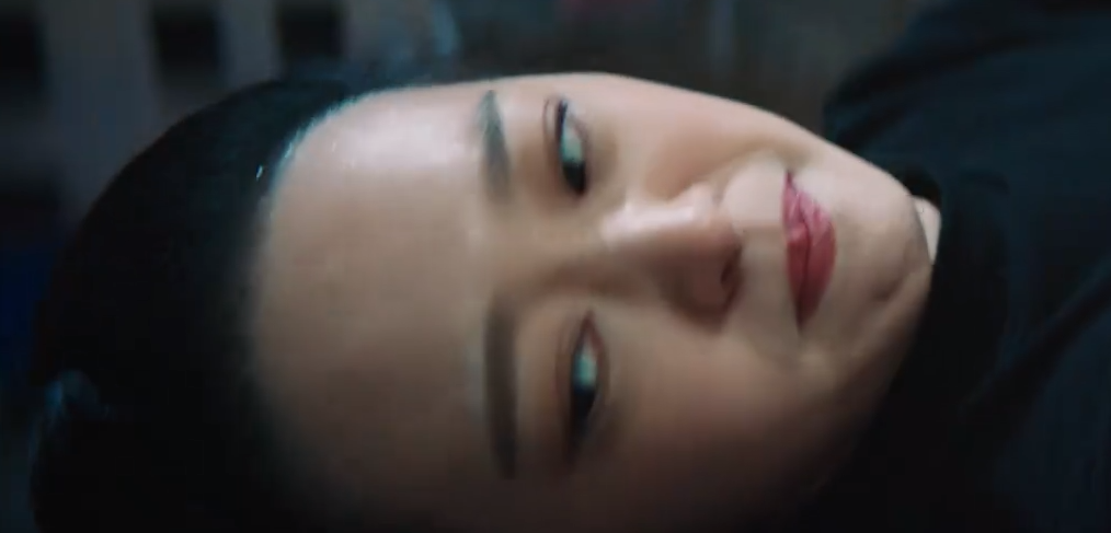 纹眉植发大红唇，手枪比肩迫击炮，想不到胡军还能接这种抗日神片