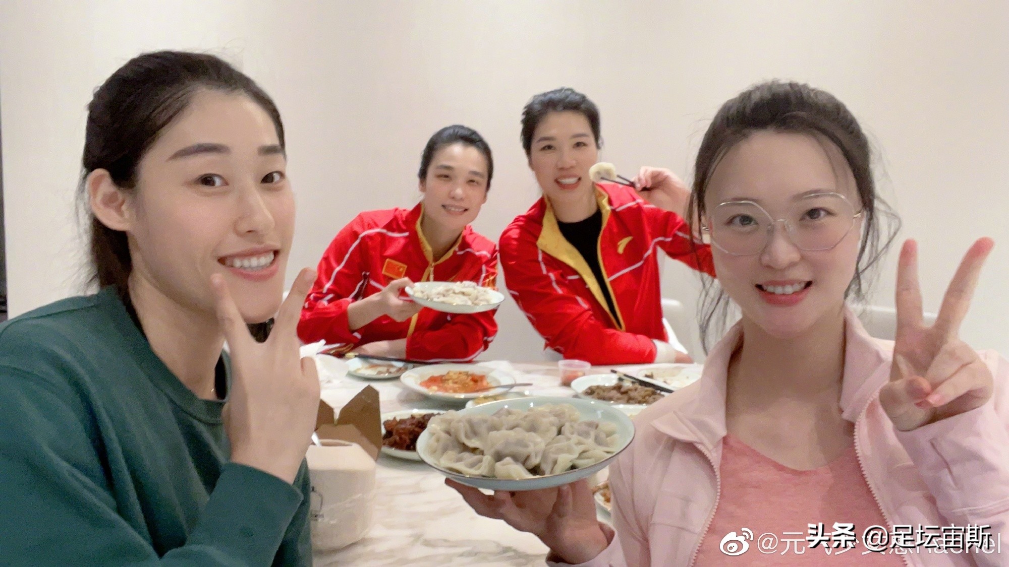 哪些女排进了奥运会(女排6大奥运冠军团聚！惠若琪请3人回家聚餐，刘晓彤抱娃客串月嫂)