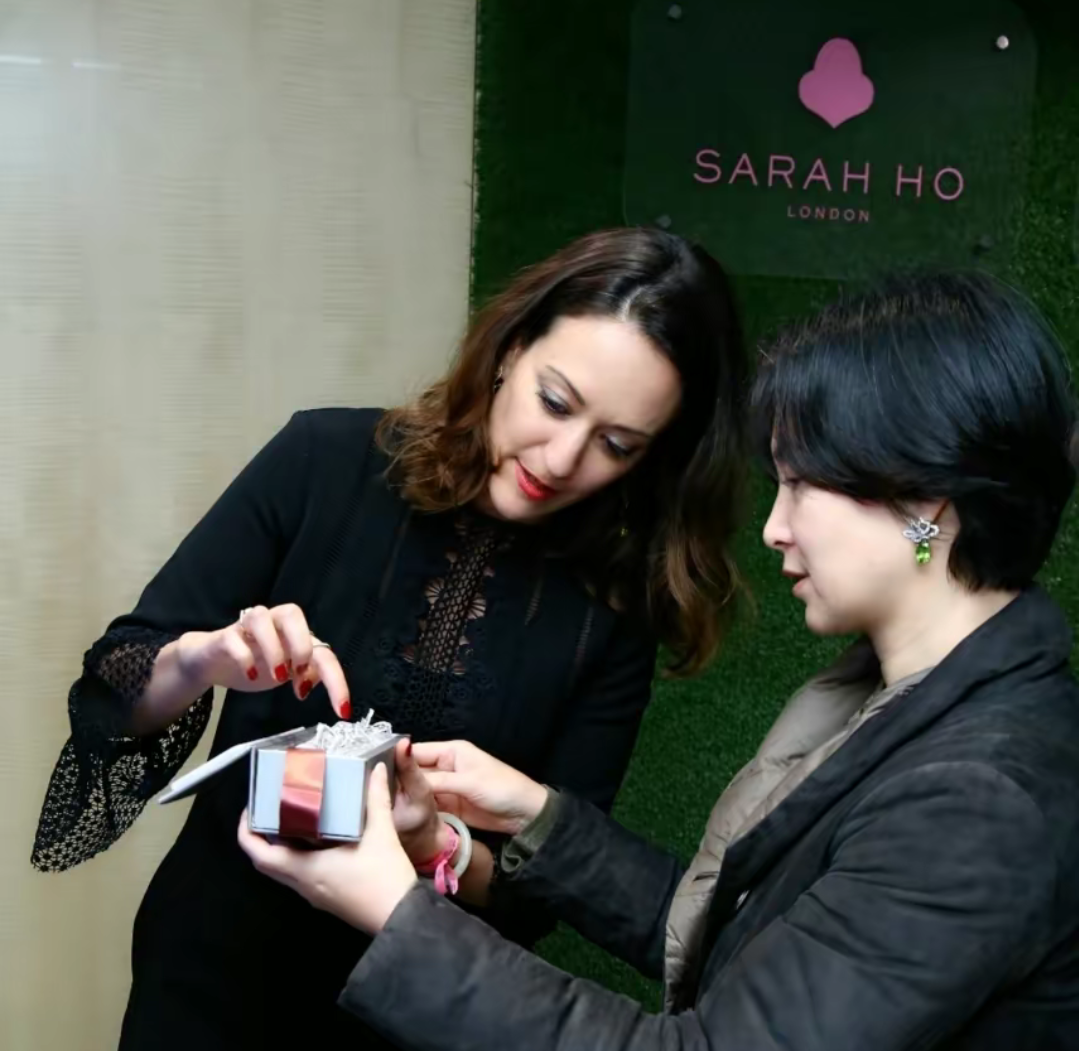 赌王嫡孙女罕见发动态，眉眼像极亡父何猷光，不争家产却身价不菲