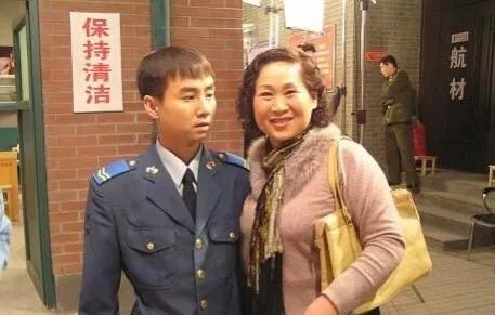 演员毛孩：用前途换母亲余生快乐，母亲火了我没戏拍，也无怨无悔