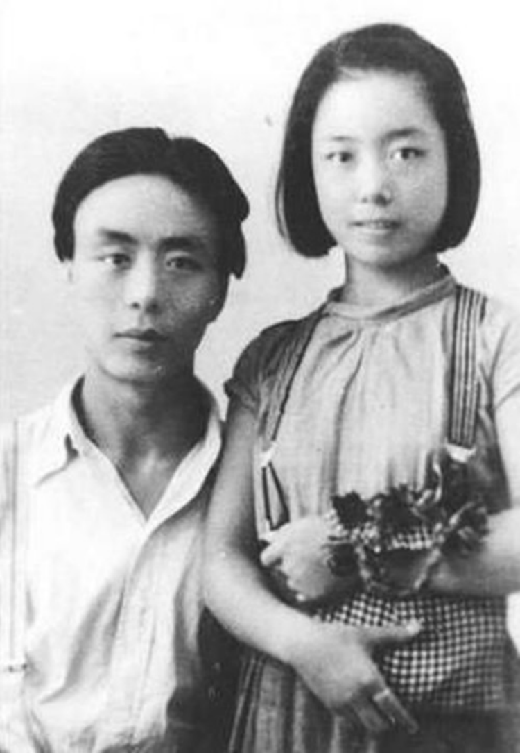 1939年，艾青爱上学生韦嫈，得知她想考大学，他跪下哀求你别走
