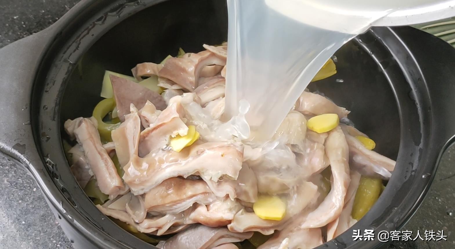 猪肚煲汤？广东人的做法最正宗，一开盖香扑鼻，汤色奶白特别好喝