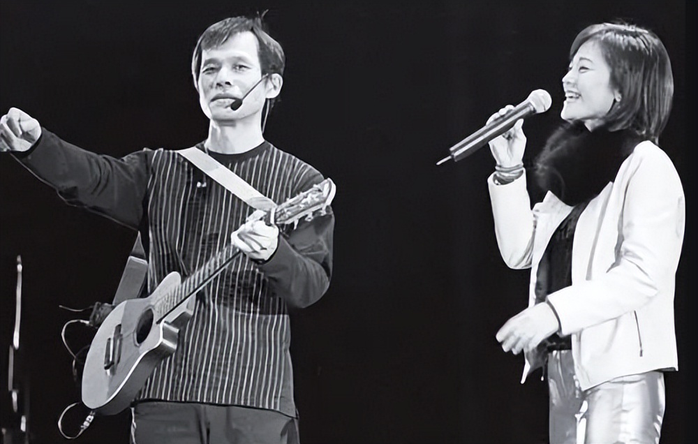 李宗盛叫他大哥，唱歌跑调公鸭嗓却被称为乐坛大佬，罗大佑凭什么