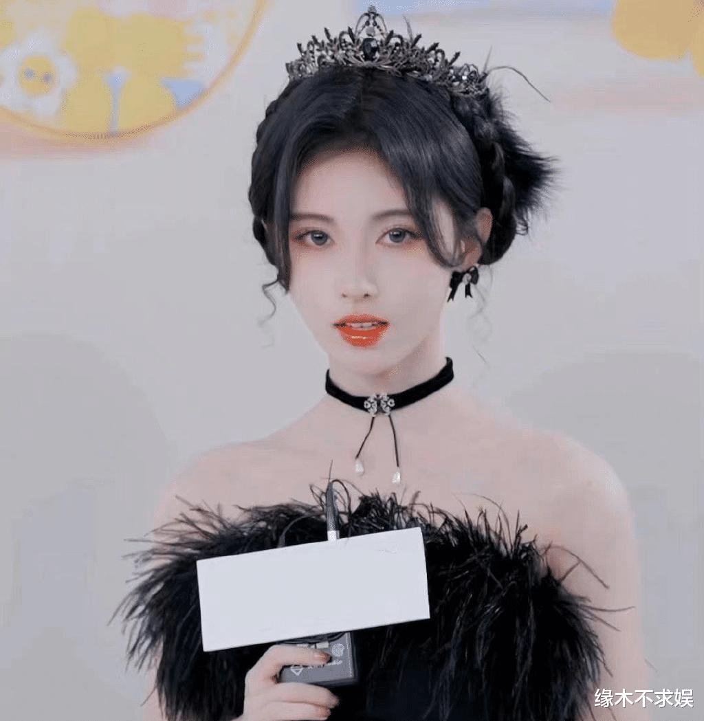 杨紫鞠婧祎直播状态：有人说杨紫太美，有人说鞠婧祎秒了一切