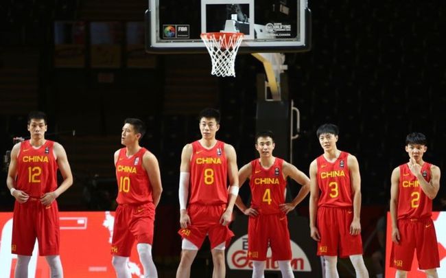 哪些中国人打nba(盘点入选NBA的十大中国球员，胡卫东巴特尔威名依旧，姚明成传奇)