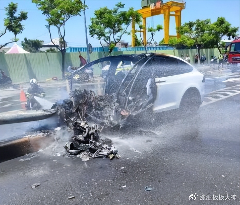 林志颖特斯拉车祸VS宁德时代公布锂电池王炸回收技术