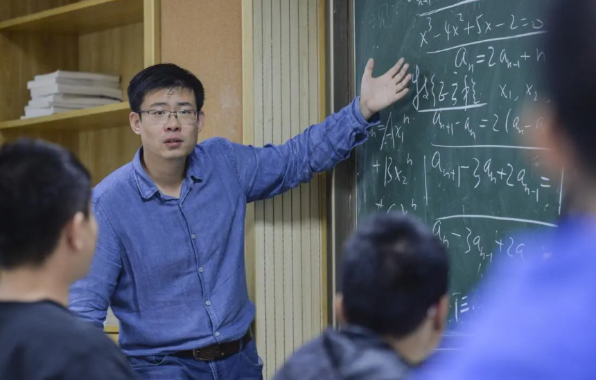 那位自称交不起网费的深大讲师，月薪被曝光，实际金额令人意外