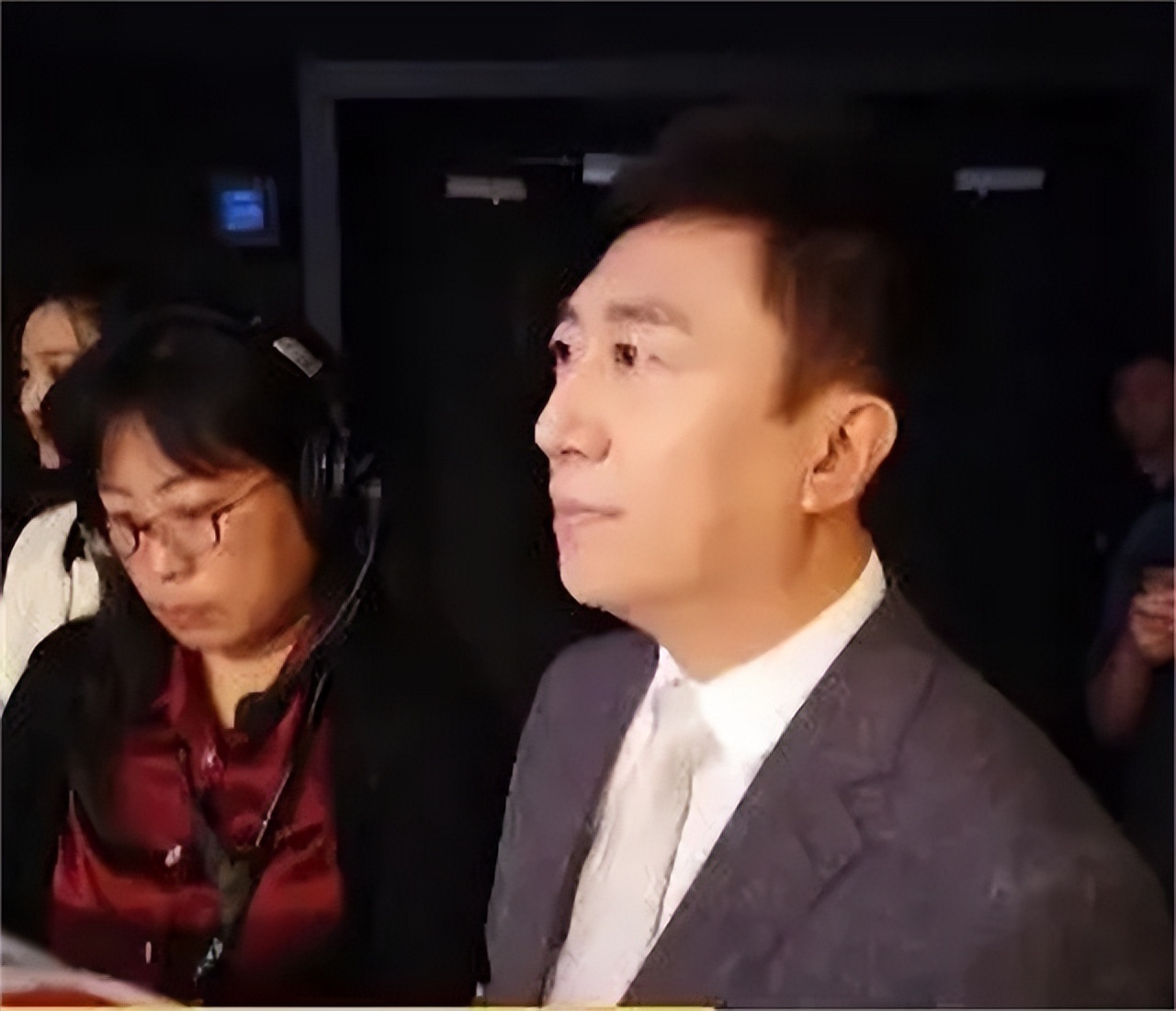 央视主持人陈伟鸿：55岁依然儒雅知性，一儿一女让人很羡慕