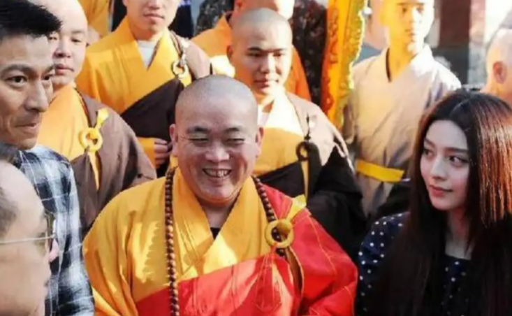 父母同意后,他就剃发为僧,进入了少林寺,并且拜当时的方丈行正法师
