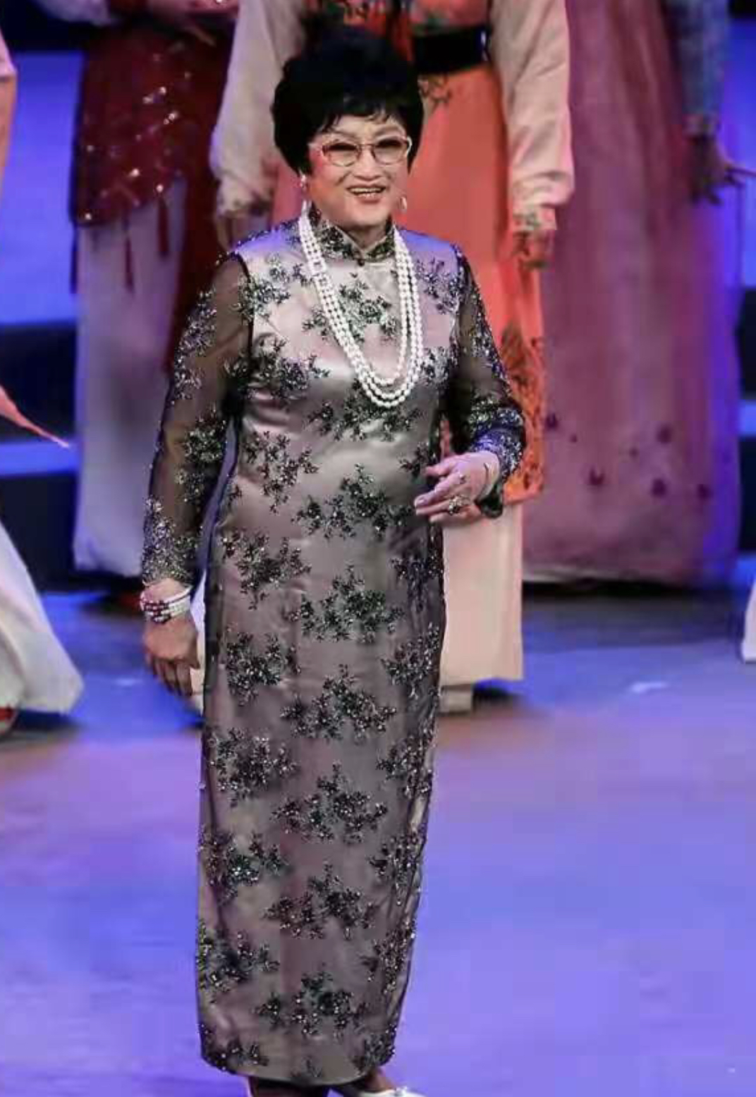 94岁“林妹妹”优雅老去，一头银发配一身唐装，气质依然优雅高贵