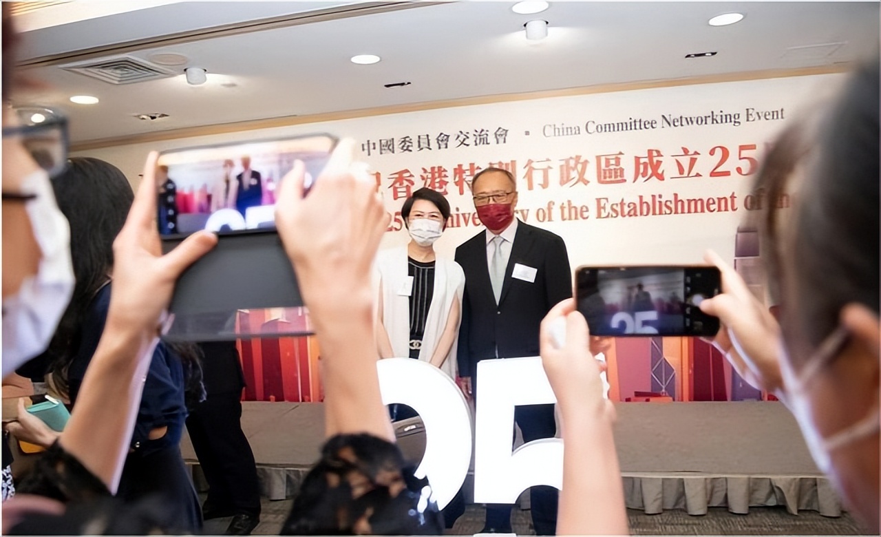 霍启山亮相有大将范！穿西装秀笔挺身材，比哥哥霍启刚更帅