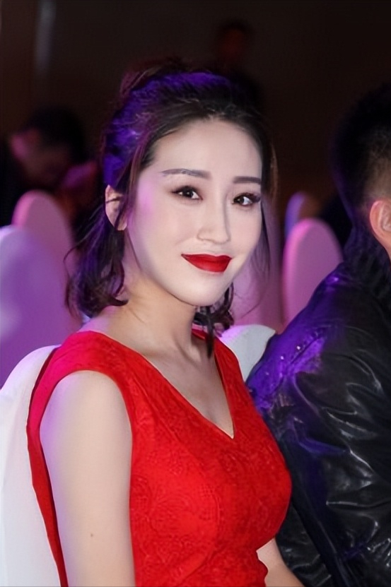 嫁入豪门的8名女星：周美毅被骗婚生子，伍智恒靠打营养液活命