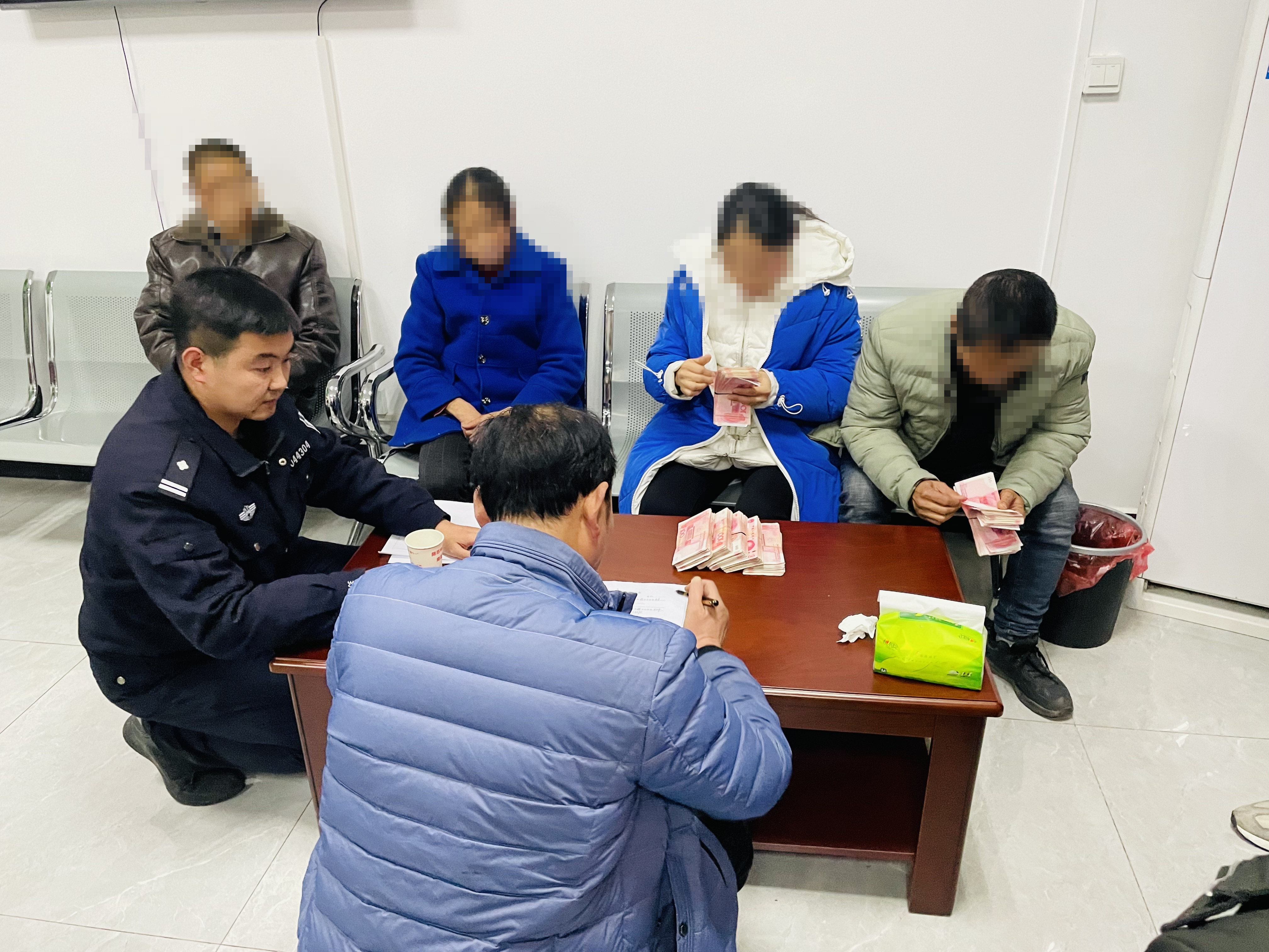 汉阴公安民警耐心调解至深夜10余年“疑难”纠纷终化解