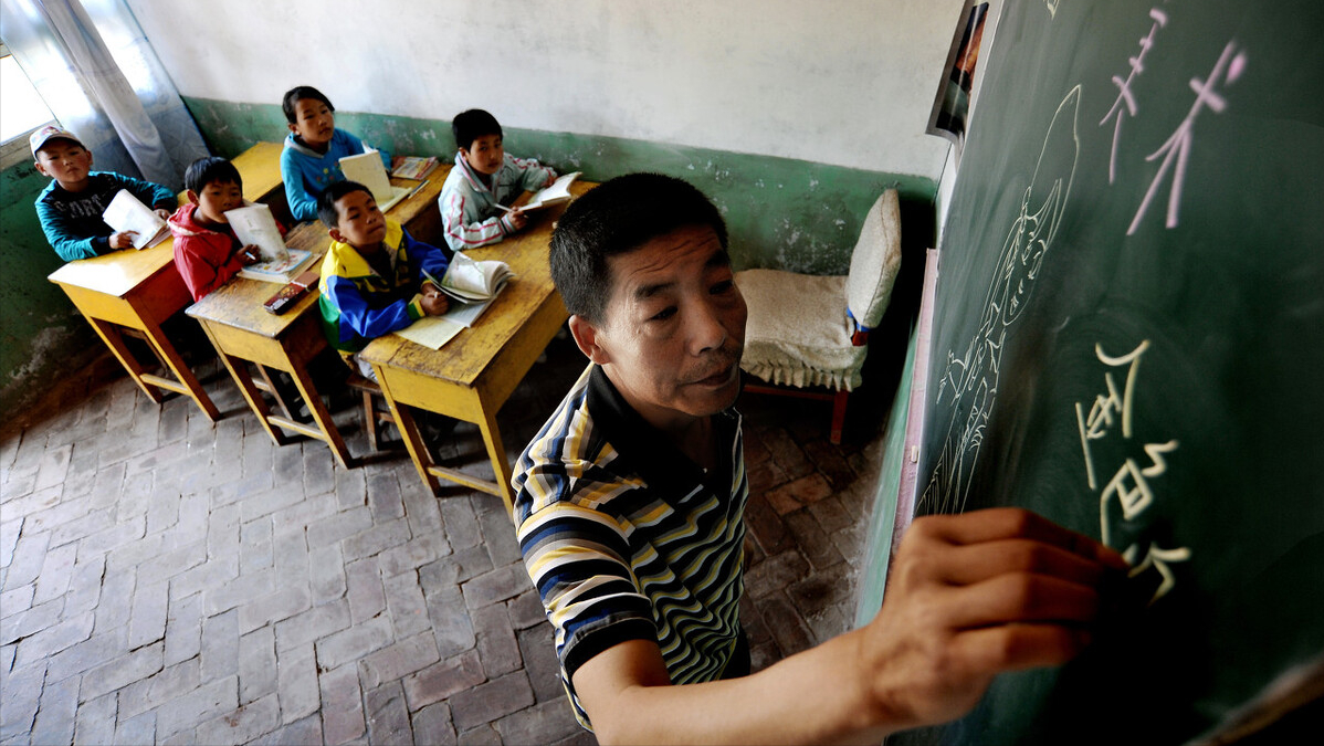 “撤点并校”实施20年，消失328672所小学！乡村学校撤与留的思考