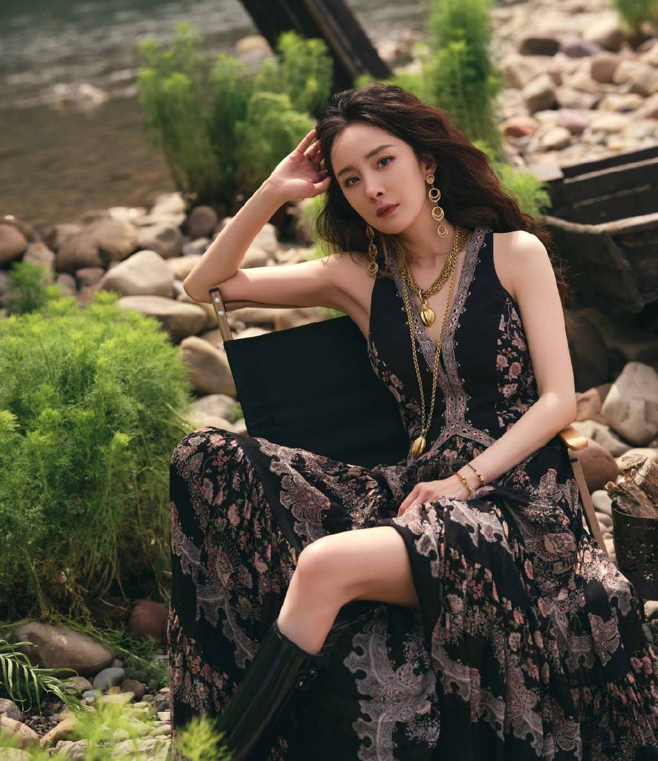 女神大幂幂露营大片表现力强 穿民族风长裙倚坐草石间自由随性