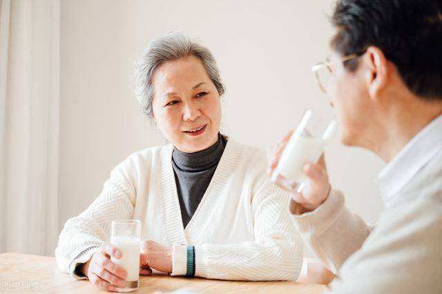 经常喝牛奶的人可以变白？关于传言中变白的这几种食物，别被骗了