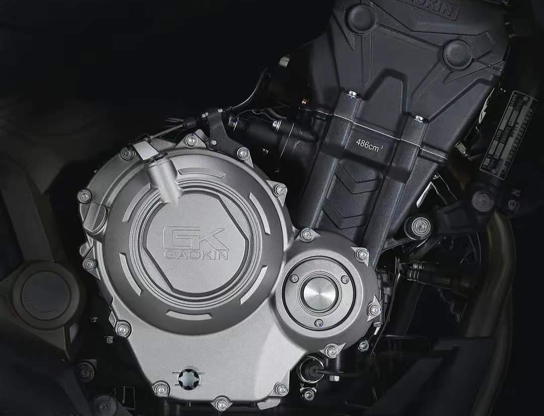 动力方面,这款gk500因为搭载的是并列双缸发动机,所以相较于cm300就会