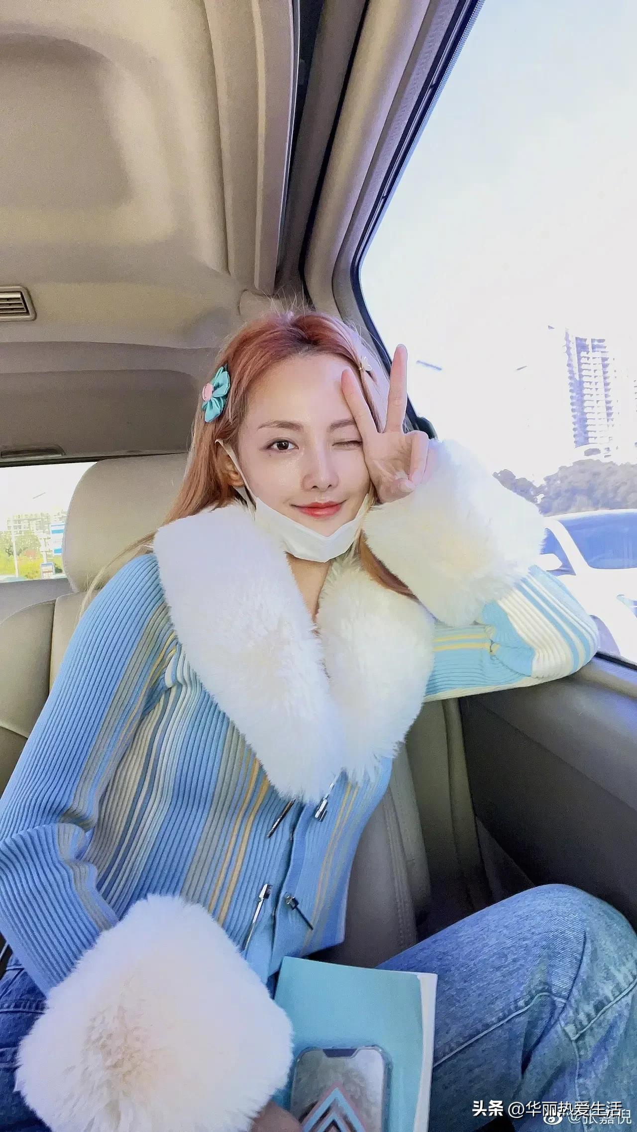 张嘉倪染黄色发型皮肤黝黑