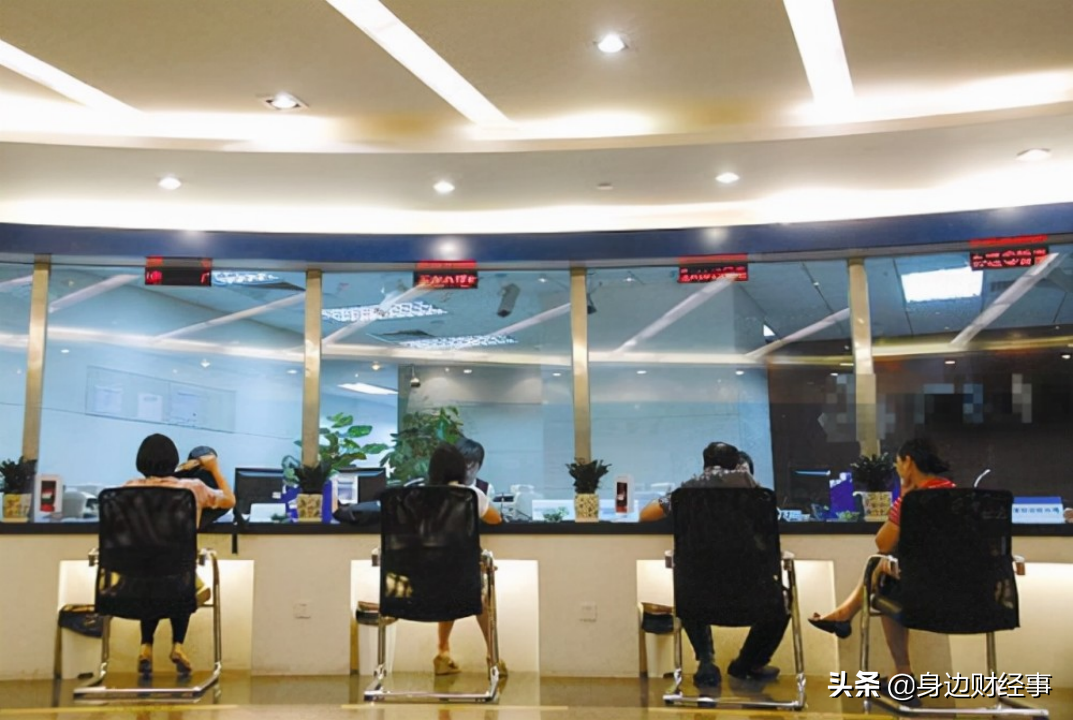 定期存款到期后，是选择自动转存还是取出再存，哪个更好一些？