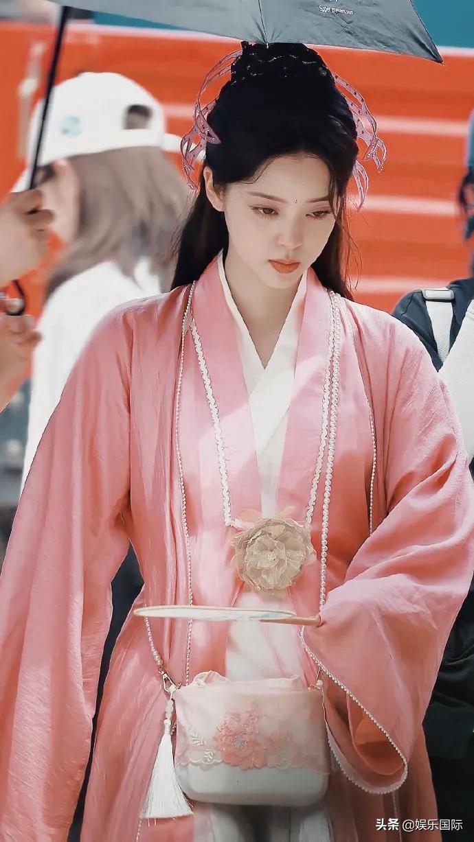 Baby节目中扮郭芙蓉 欧阳娜娜cos周芷若