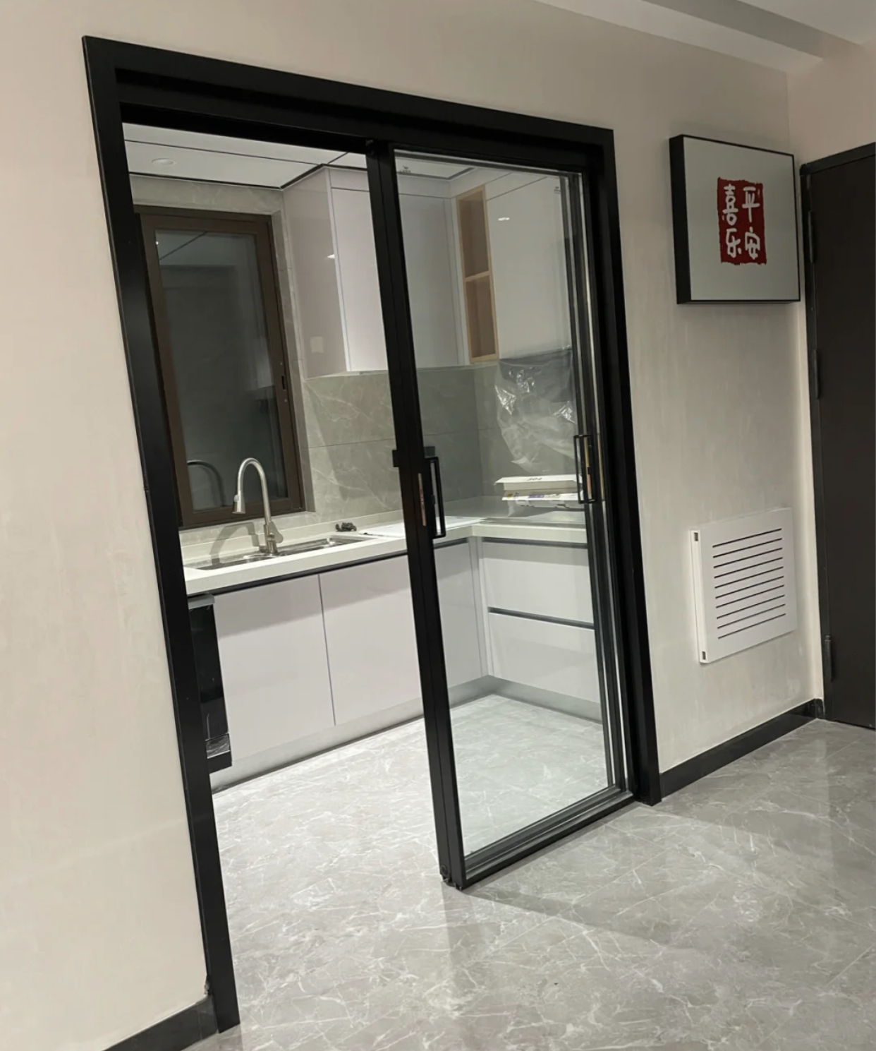 厨房推拉门我换了3次,才搞明白是吊轨好还是地轨好,建议你看看