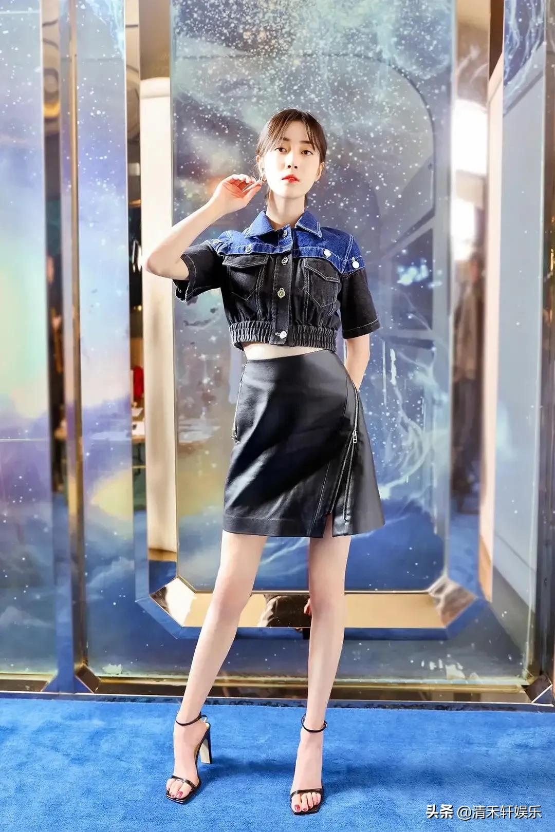 李溪芮穿黑色裙子，更妩媚动人一些。她的美貌，超治愈不开心