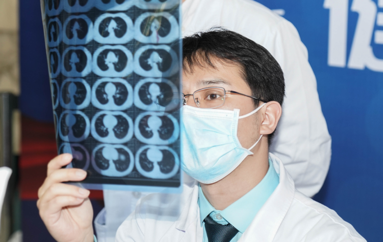 从南京大学毕业，他留美归国，开发癌症诊断新技术，获钟南山院士点赞！