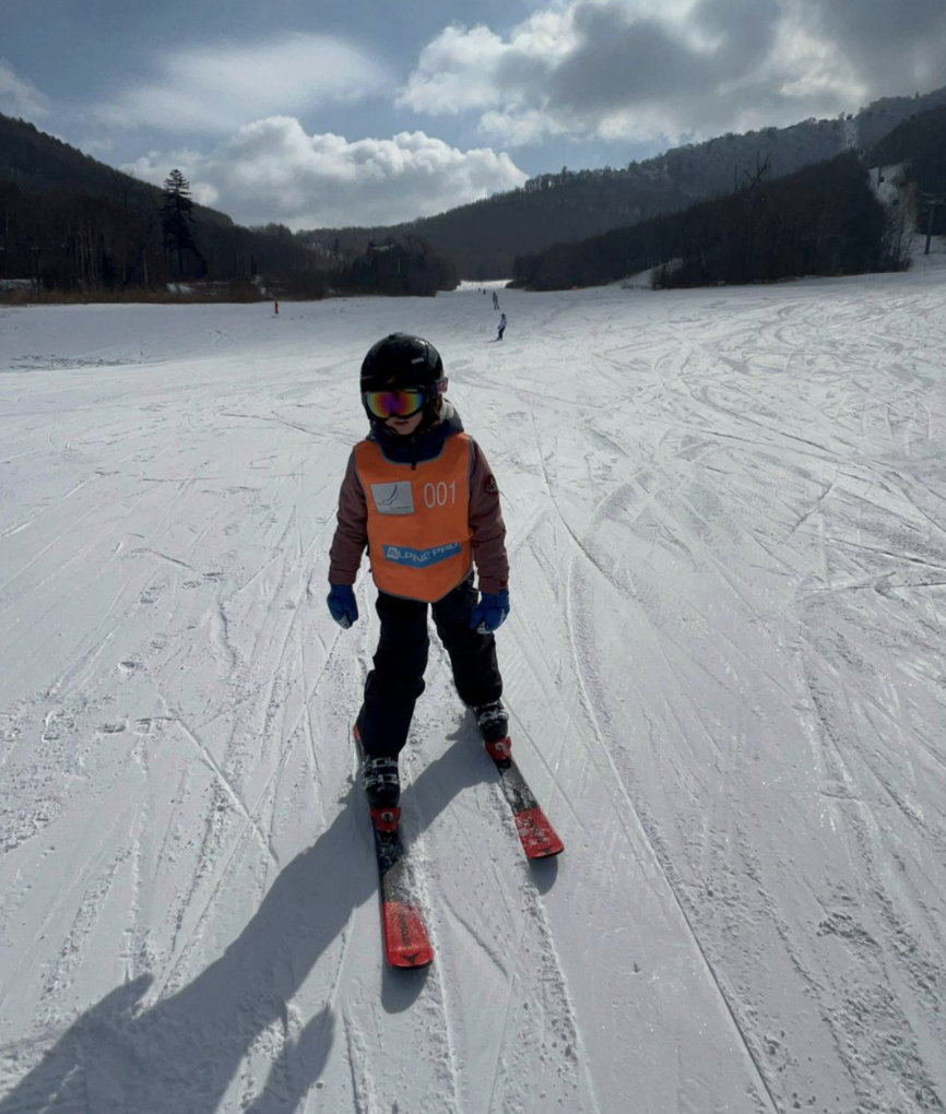杜江陪霍思燕甜蜜度假后，晒和儿子滑雪照，8岁嗯哼越来越像爸爸
