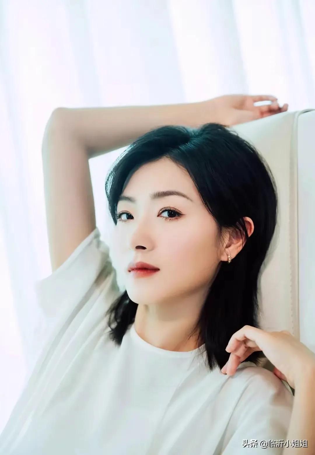 金晨少有的粉色西服套裙干练有型，杨幂彩虹针织毛衣温婉典雅