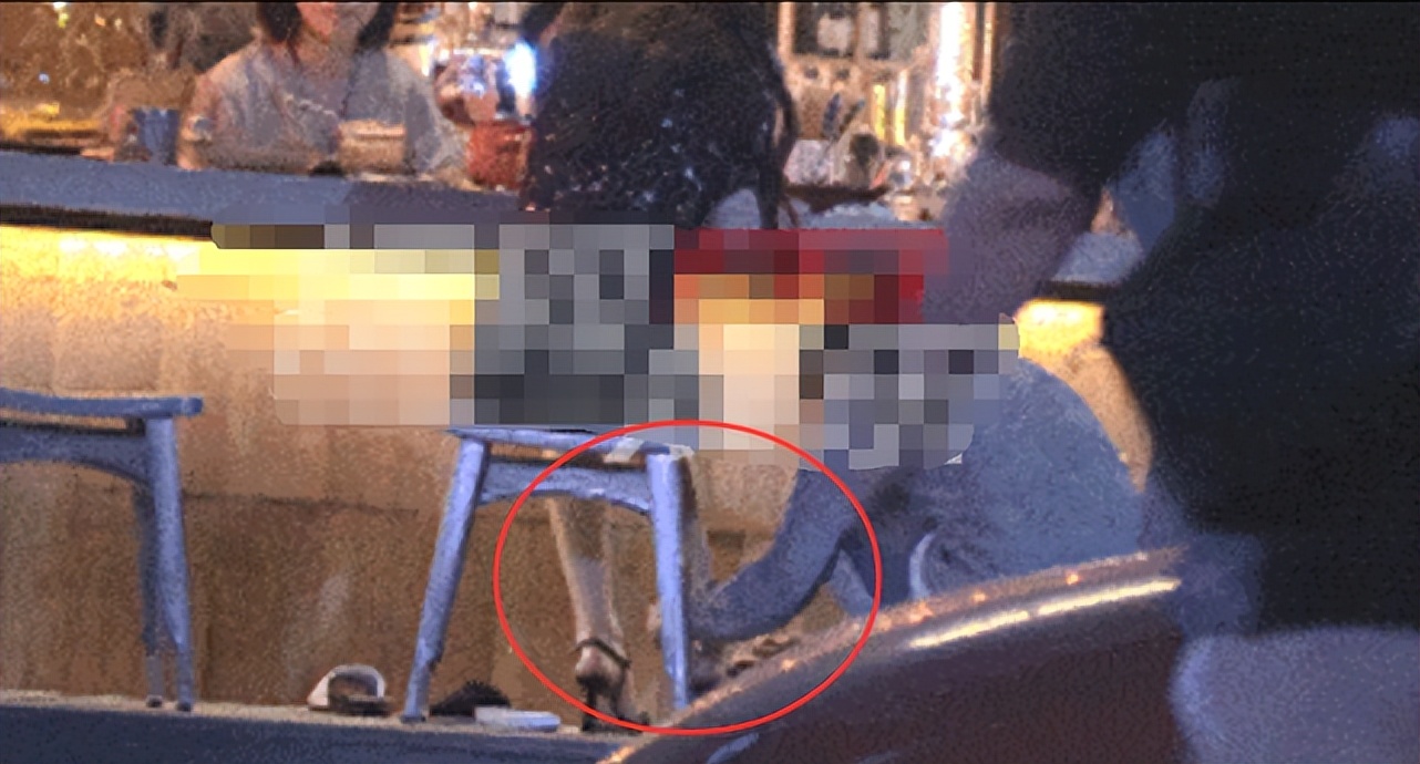 李小璐现身酒吧被批，穿着清凉露出大白腿，俩助理蹲地上为其穿鞋