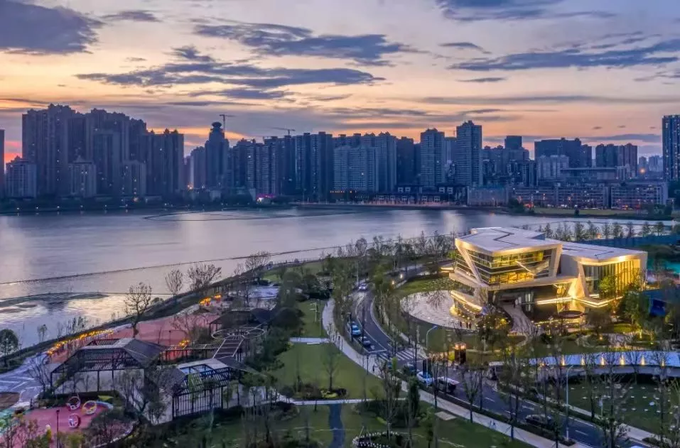 一线270°临湖观景，武汉健康科技住宅的“天花板”