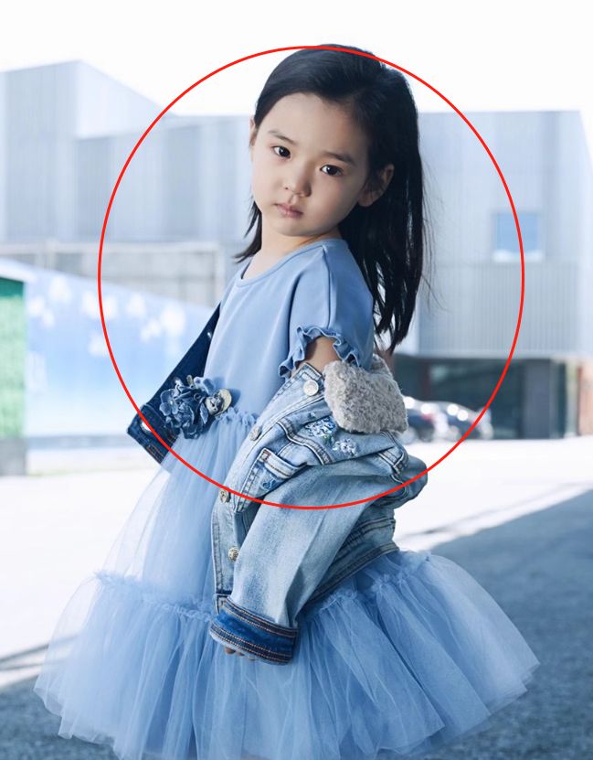 董璇女儿被迫营业赚钱？4岁便出来拍广告，眼神早已透露一切