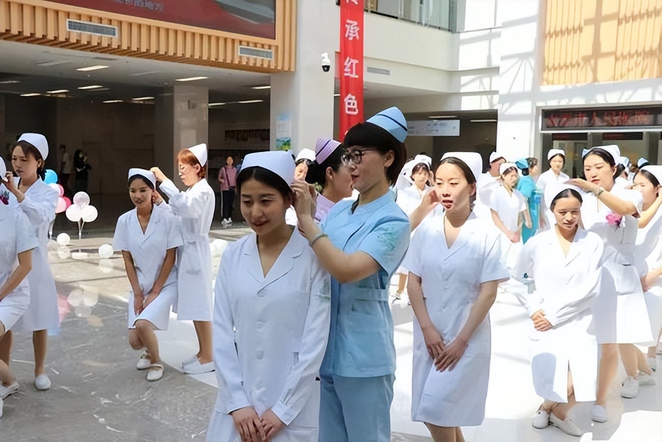 同样是演护士，把朱茵，张柏芝，赵丽颖放在一起，差别就出来了