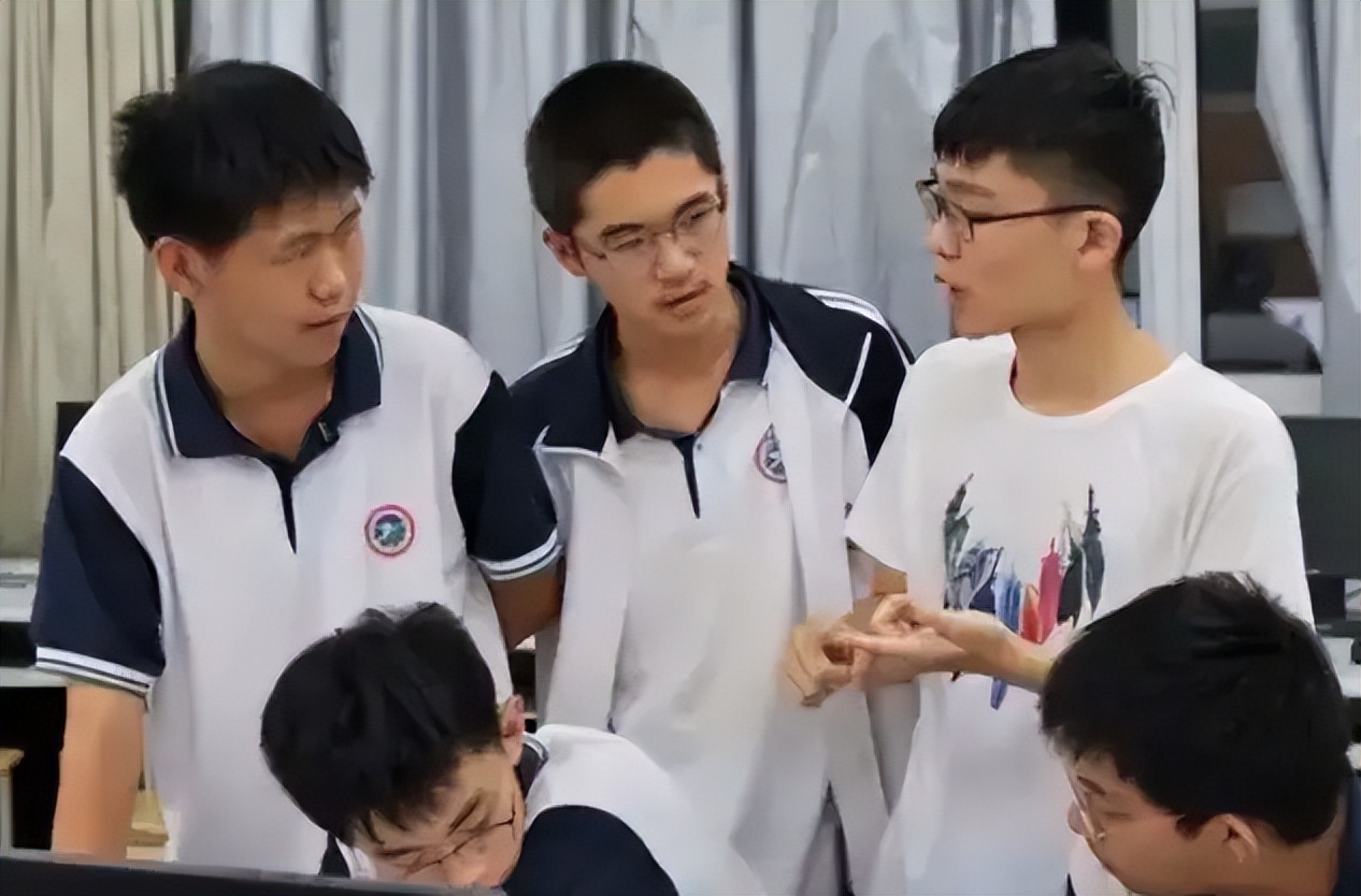 2022年高考，学生考多少分才能上211大学？班主任给出参考标准