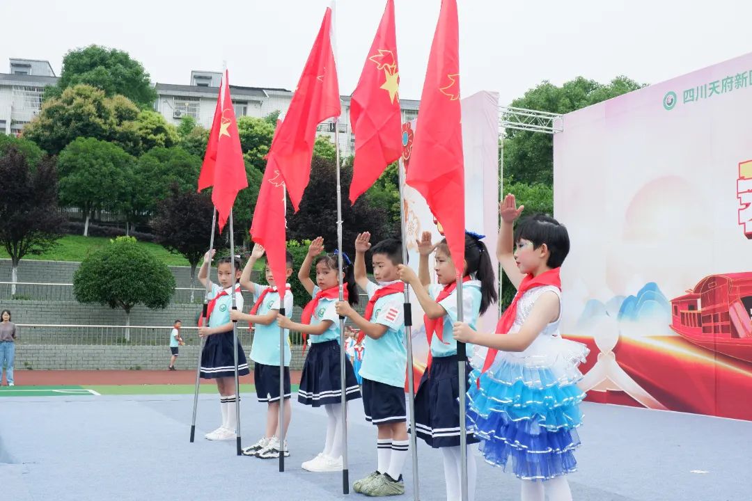 永兴小学举办“庆六一环保时装秀暨首批新队员入队仪式”活动